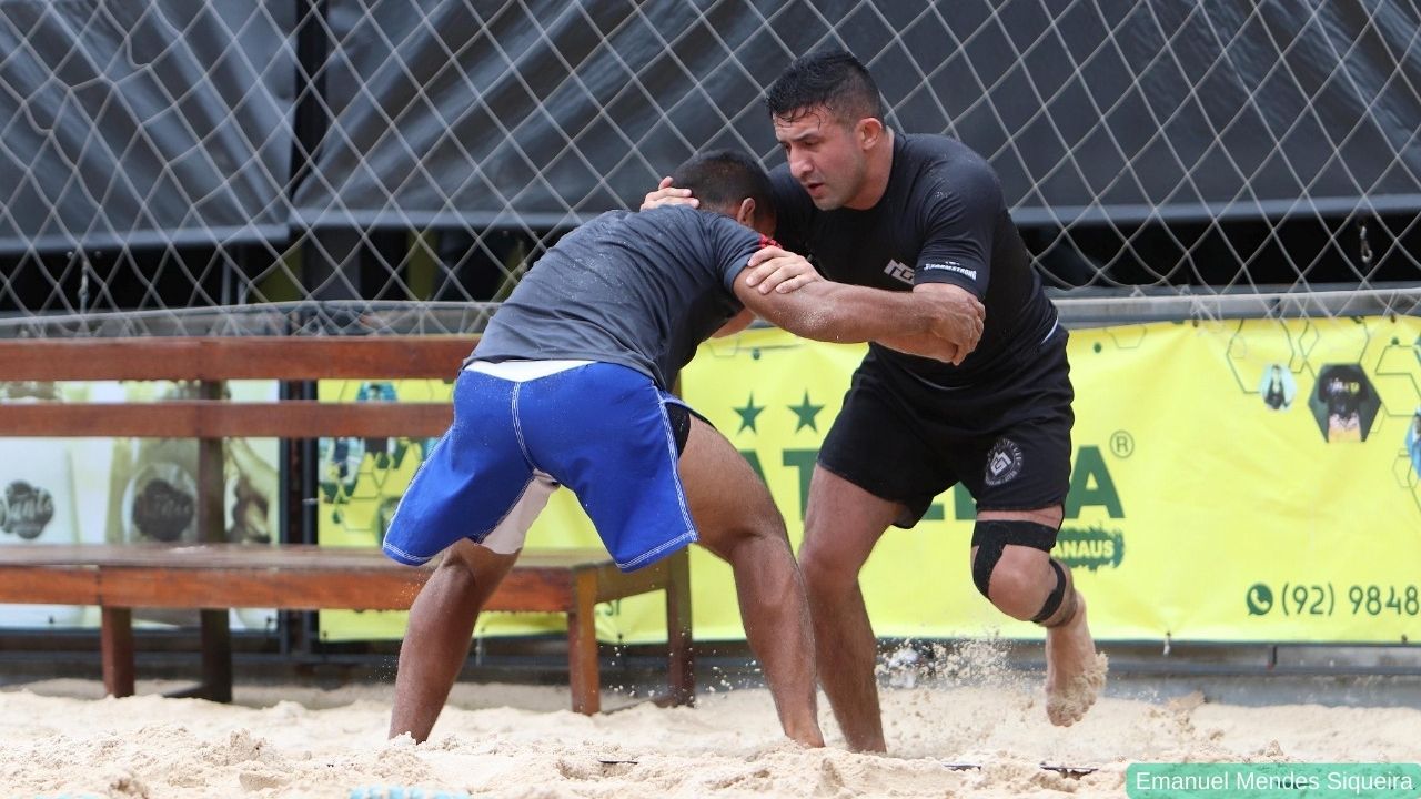 Atletas da luta olímpica se preparam para competição no Rio