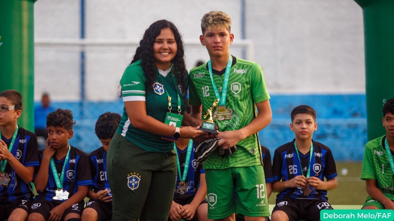 Fábio recebe Luva de Ouro de melhor goleiro da Copa do Brasil