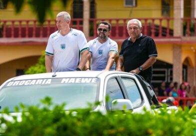 Recepção de estrela: árbitro da final da Copa da Floresta, Anderson Daronco desfila em carro aberto por Fonte Boa