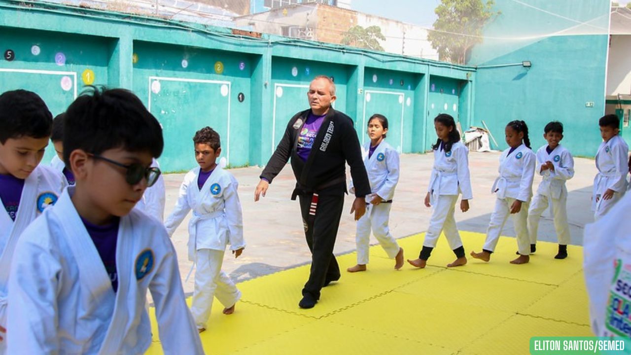 Escola da Prefeitura de Manaus em tempo integral desenvolve projeto de jiu-jítsu com estudantes