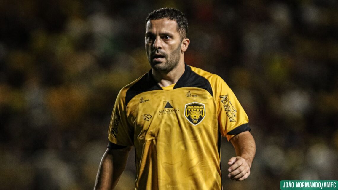 Dinamarquês Riza Durmisi se despede após rebaixamento e encerra curta passagem no Amazonas FC