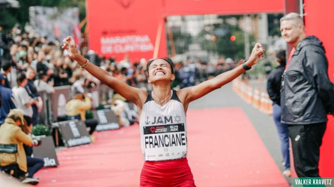 Maratonista Franciane Moura encerra temporada com pódio e melhor marca da carreira