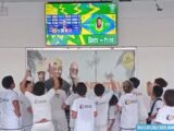 Crianças celebram convocação de Neymar na Escolinha do Santos em Manaus