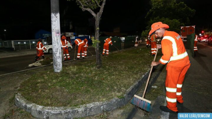 Prefeitura de Manaus mobiliza mais de 500 trabalhadores em operação noturna de limpeza nas zonas Norte e Leste