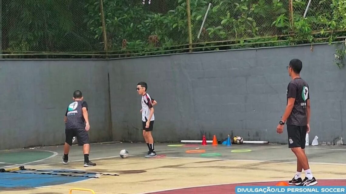 Treino de futebol a domicílio vira alternativa para rotina de famílias em Manaus