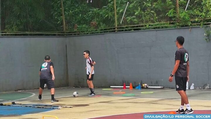 Treino de futebol a domicílio vira alternativa para rotina de famílias em Manaus