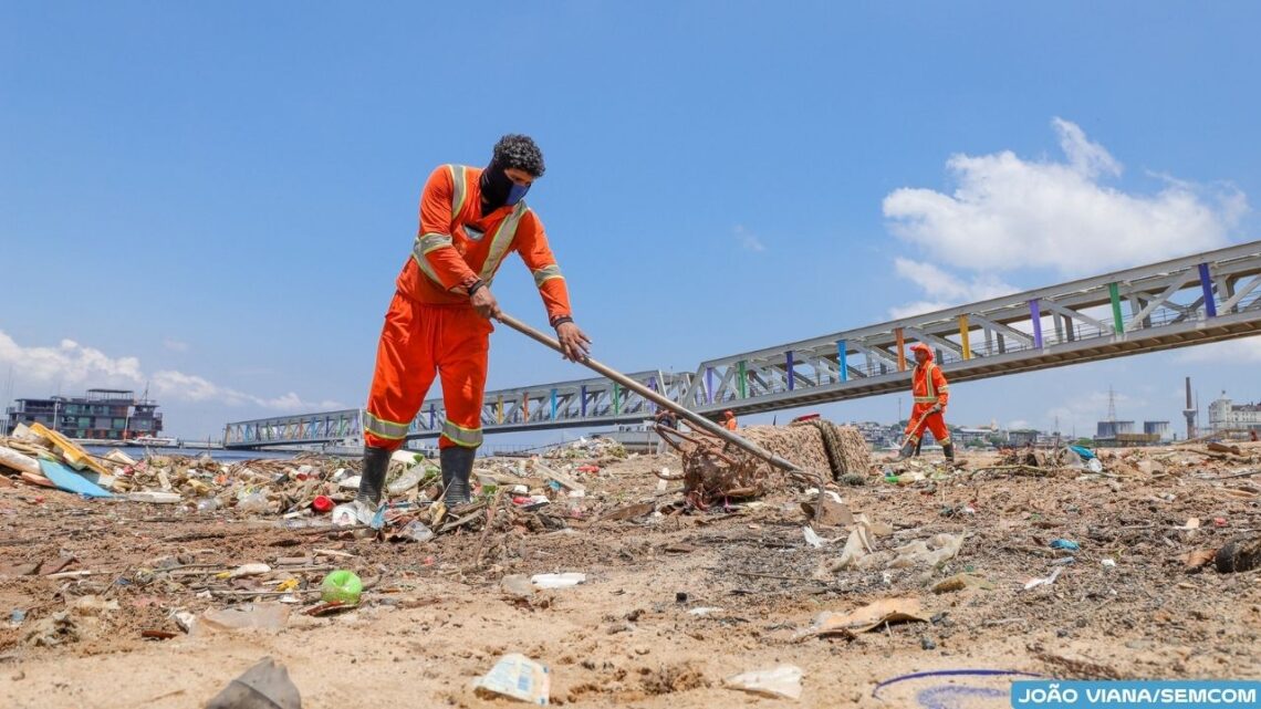 Prefeitura de Manaus intensifica limpeza da orla do rio Negro com mais de 500 trabalhadores