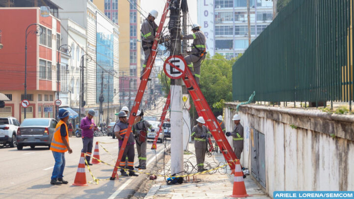 Prefeitura de Manaus dá continuidade ao ordenamento de fios e cabos sem uso no centro histórico