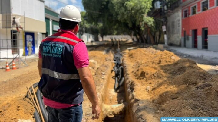 Obra da Prefeitura na Ferreira Pena ganha ritmo com múltiplas frentes de trabalho e avanço na infraestrutura subterrânea